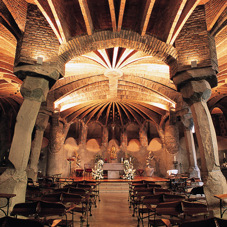 Interior cripta esglèsia de la Colónia Guell