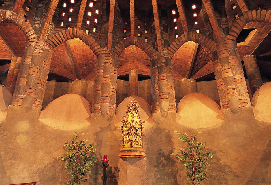 Detall arcs interiors cripta Colónia Guell