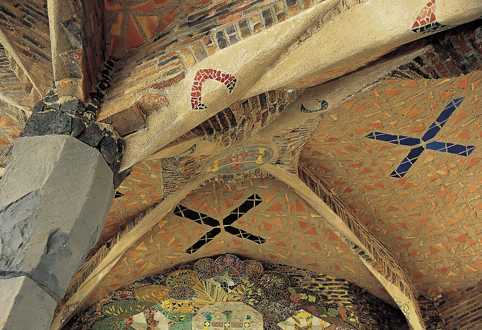 Detalls decoratius de Gaudí a la Colónia Guell