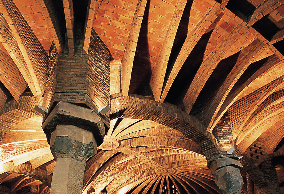 Detall columnes interiors cripta Colónia Guell