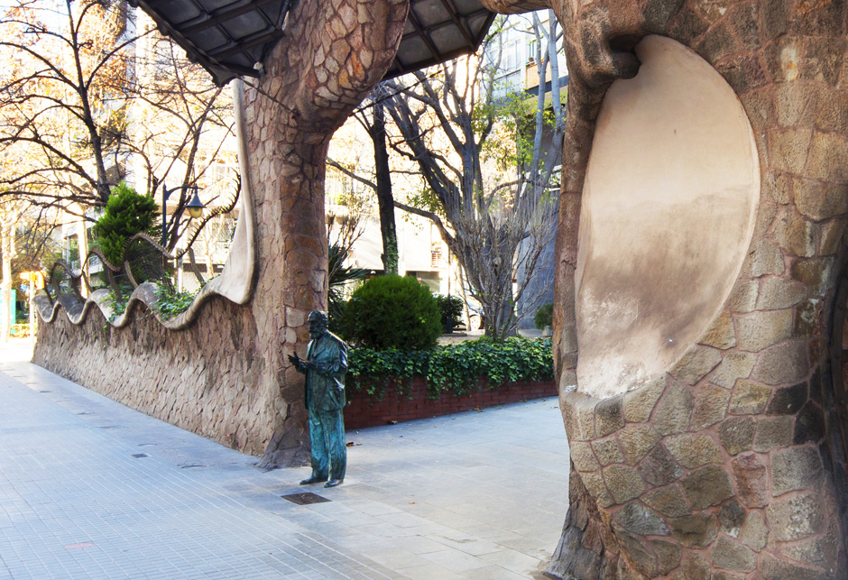 Estàtua de Gaudí al Portal de la Finca Miralles