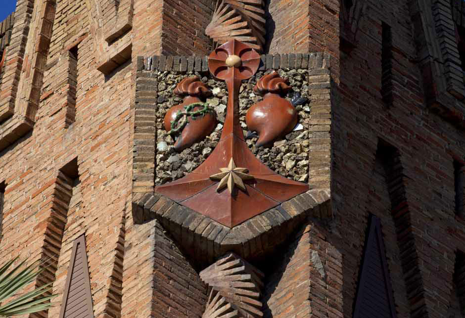 Escut ornamental a la façana de les Teresianes